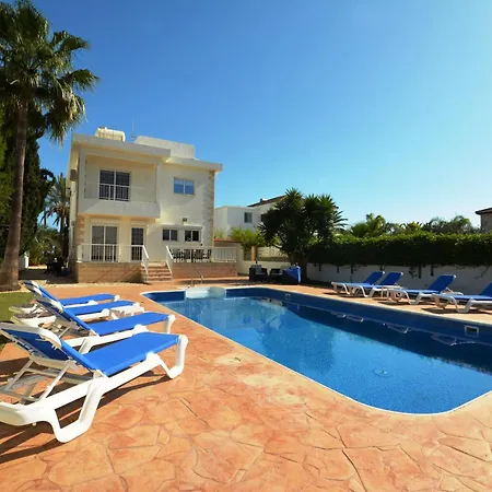 Chloe أيا نابا